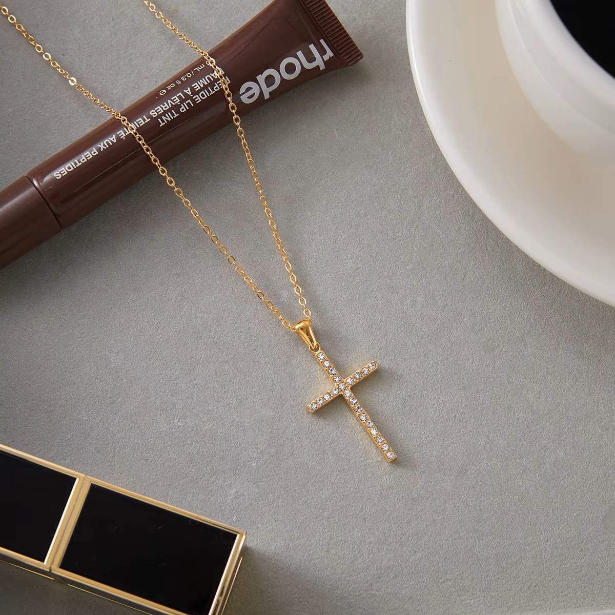 Detail křížku Cross Pavé – zirkony ve stylu pavé